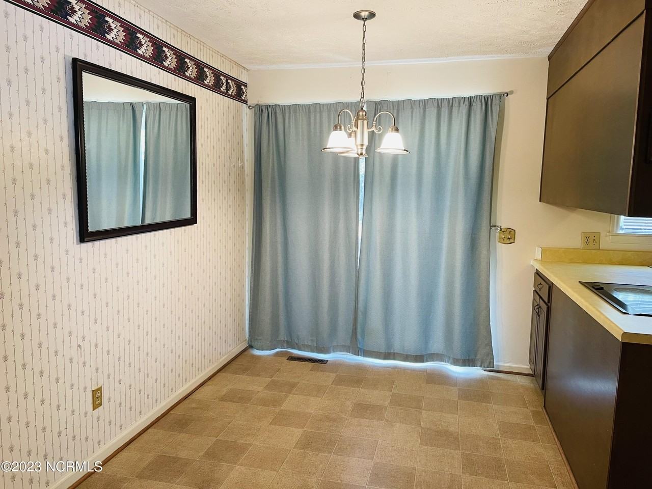 250 N Cherry St - Photo 3 of 10