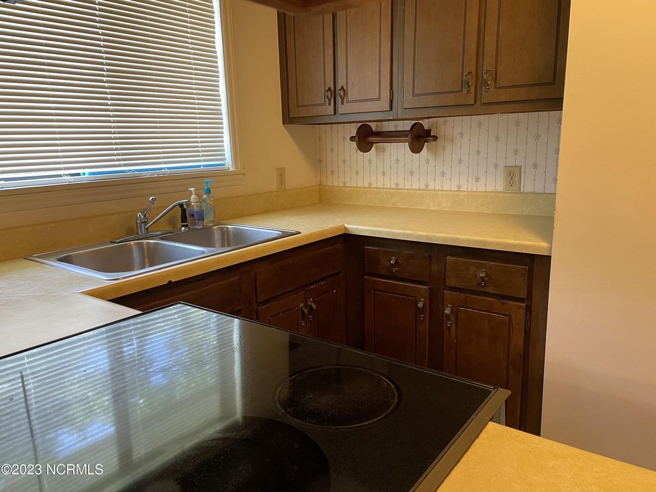 250 N Cherry St - Photo 4 of 10