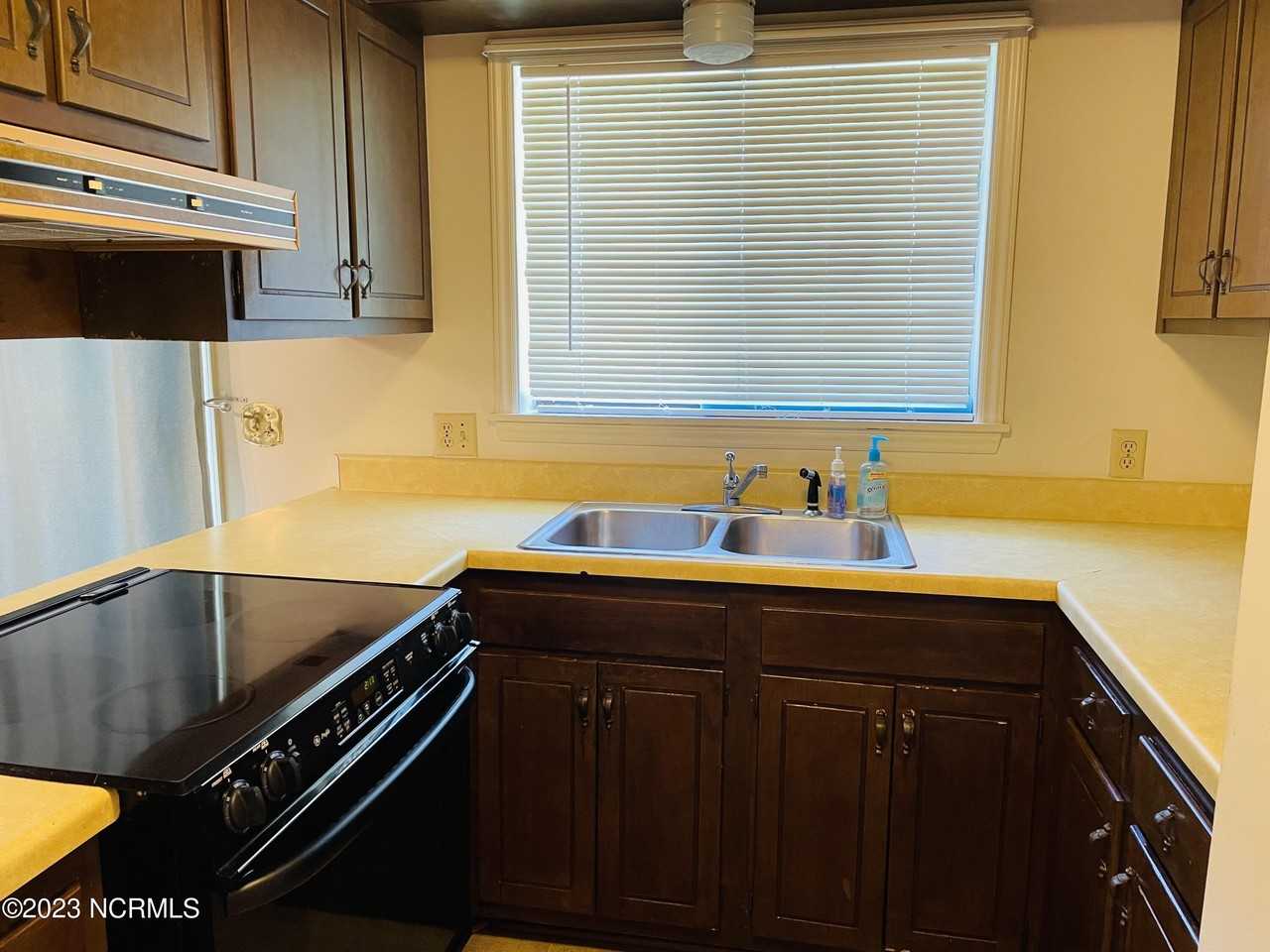 250 N Cherry St - Photo 5 of 10