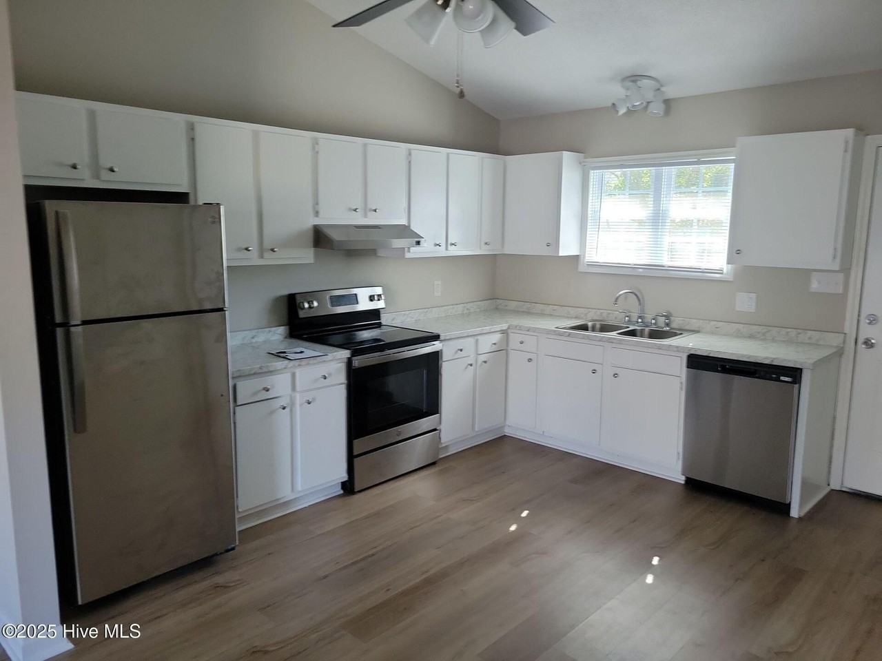 1918 Buxton Rd - Photo 4 of 10