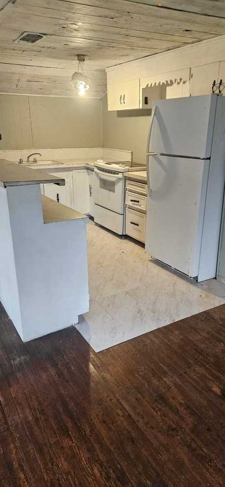 W Main 305B - Photo 2 of 6