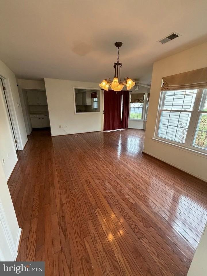 11013 Bennett Pl - Photo 4 of 16