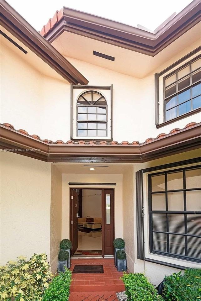 9318 Nw 50th Doral Cir S #00 - Photo 5 of 50