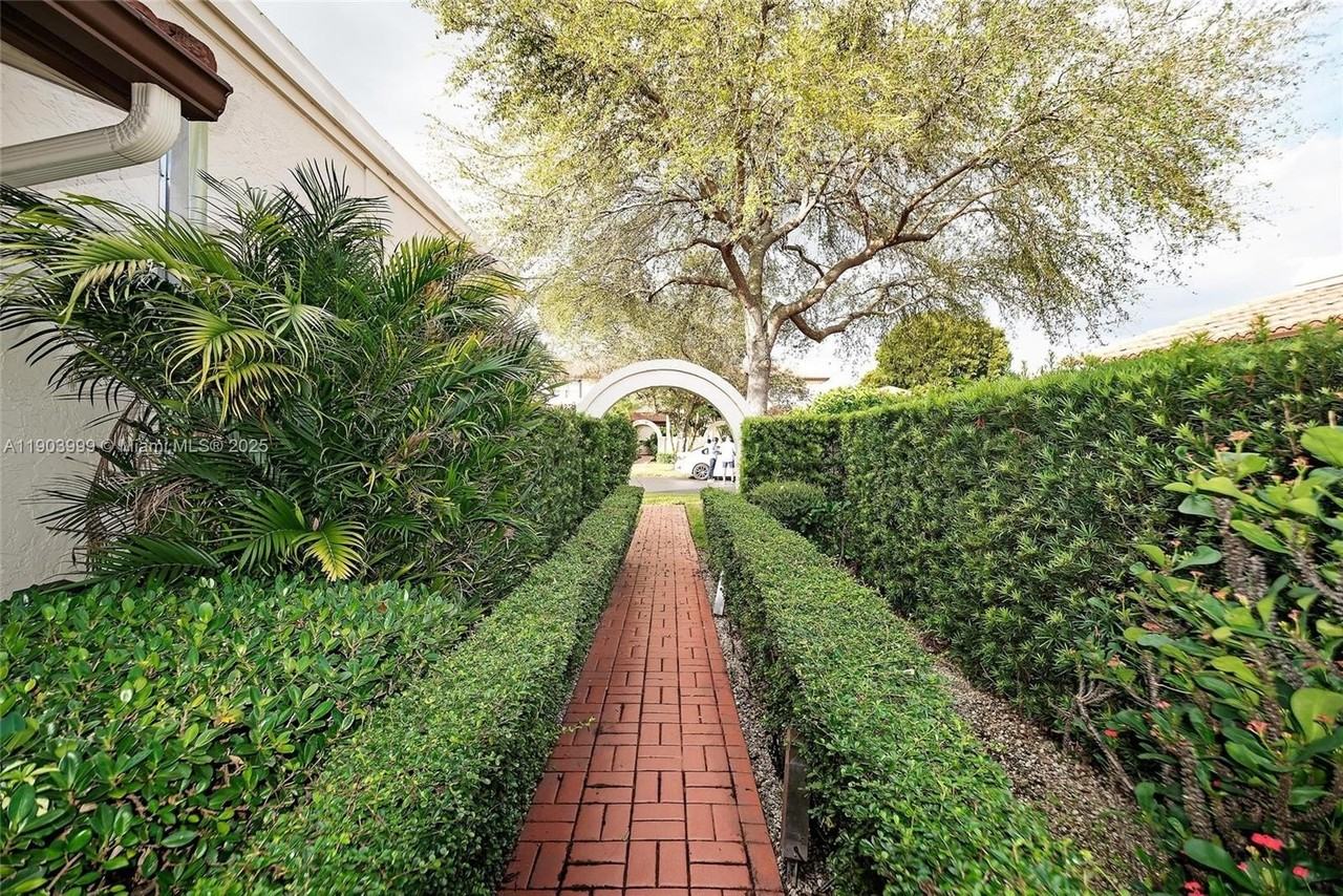 9318 Nw 50th Doral Cir S #00 - Photo 6 of 50