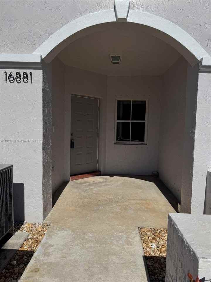 16881 Sw 1st Mnr - Photo 2 of 19