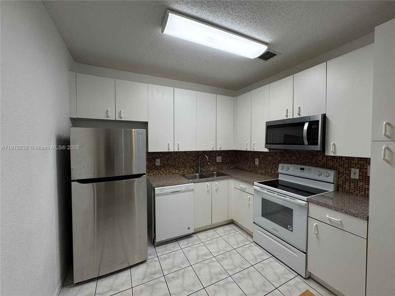 16881 Sw 1st Mnr - Photo 6 of 19