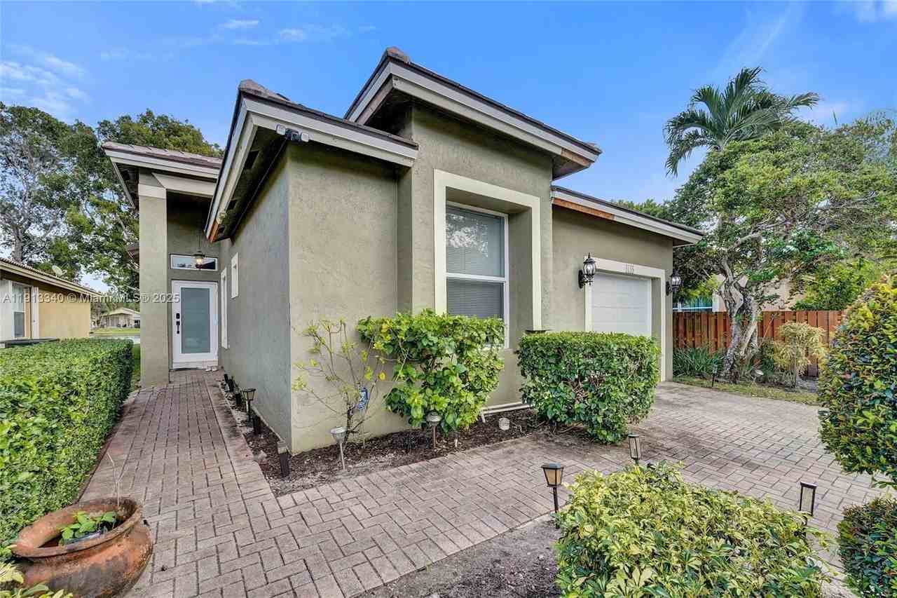 4118 Sapphire Ter - Photo 6 of 37