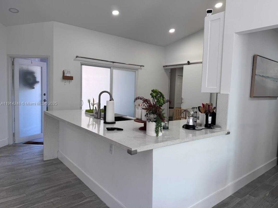 5593 Nw 102nd Pl - Photo 4 of 21