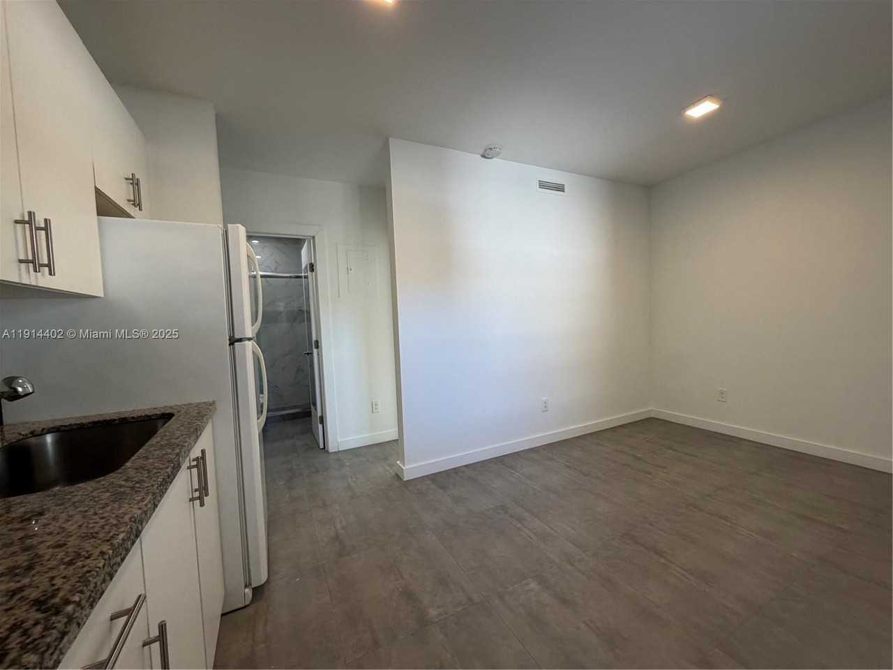 3051 Sw 27th Ln #3 - Photo 6 of 8