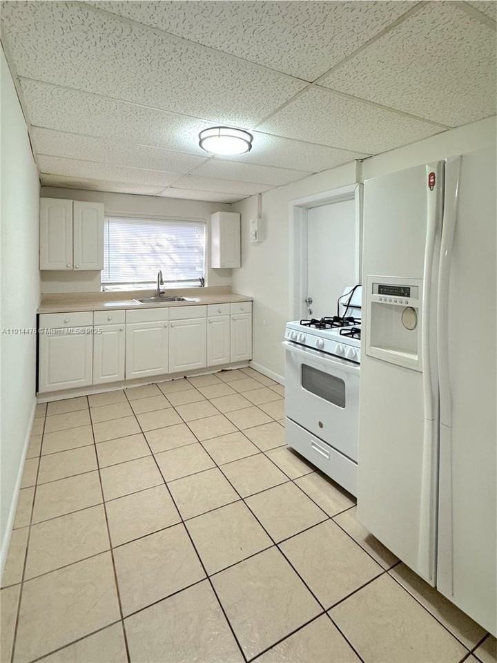 2225 Taylor St - Photo 2 of 22