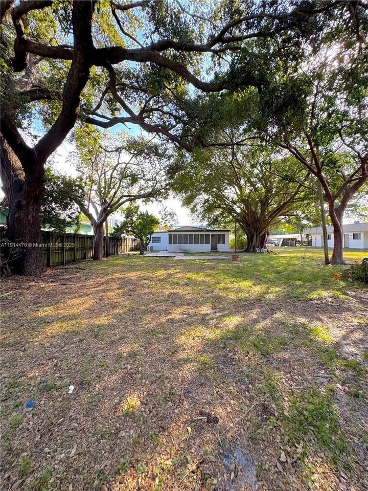 2225 Taylor St - Photo 5 of 22