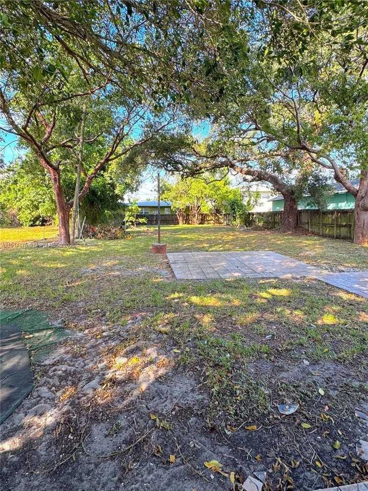 2225 Taylor St - Photo 6 of 22