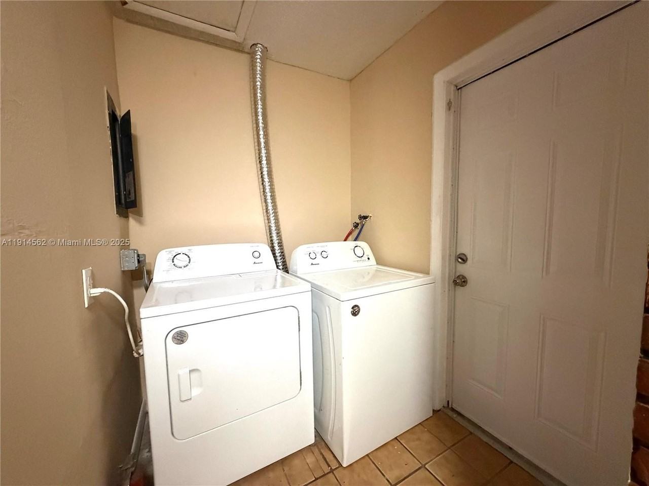 7212 Southwest 3rd Court - Photo 5 of 16