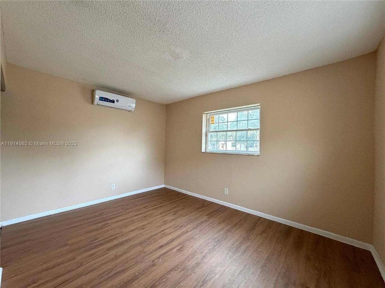 7212 Southwest 3rd Court - Photo 6 of 16