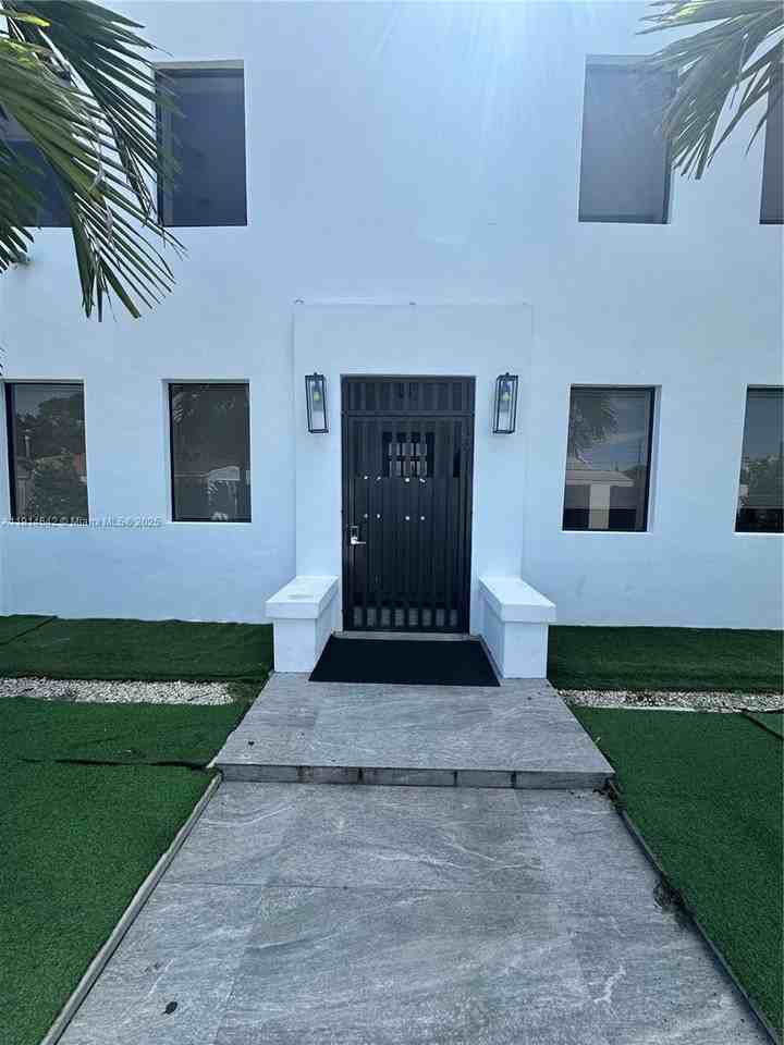 676 Nw 47th St #3 - Photo 2 of 8