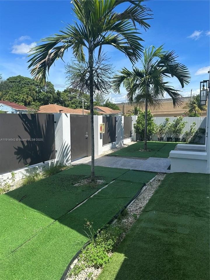 676 Nw 47th St #3 - Photo 3 of 8