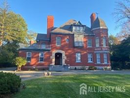 featured image of 527 W 8th St #B