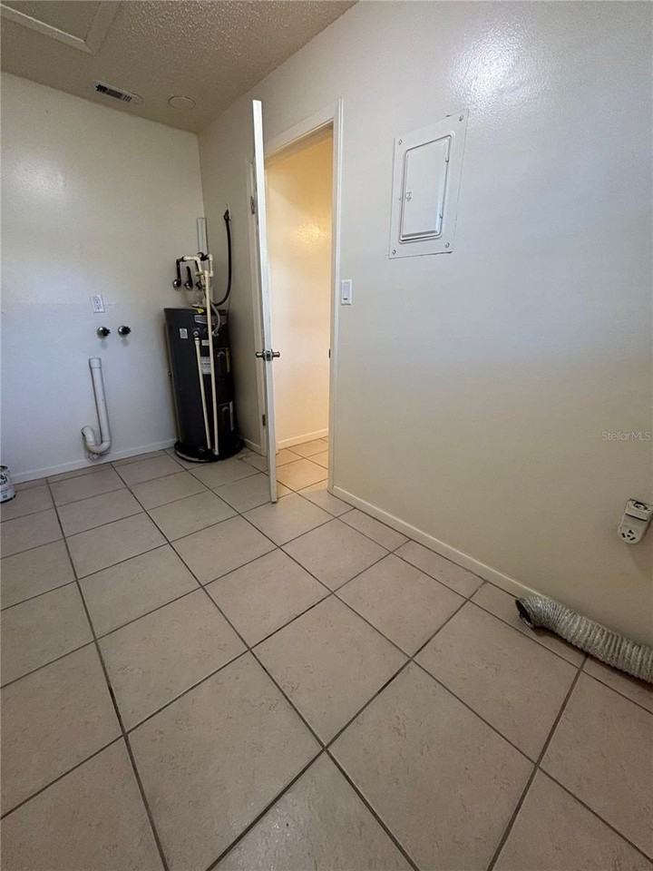 822 S Lone Oak Dr Apt A - Photo 3 of 17