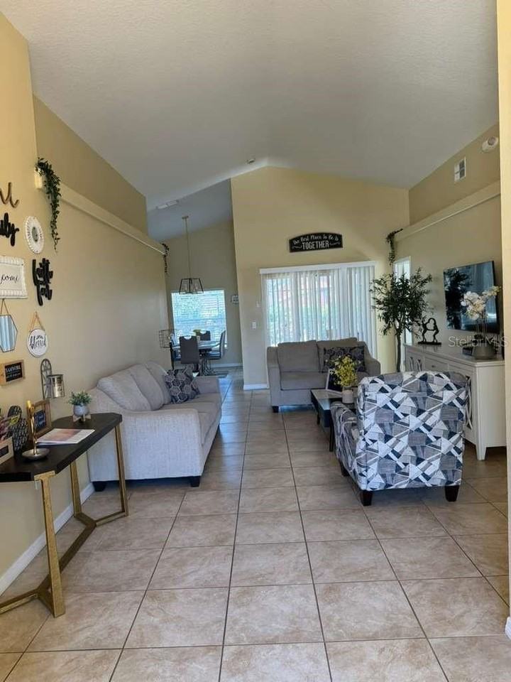 328 Robin Rd - Photo 3 of 17