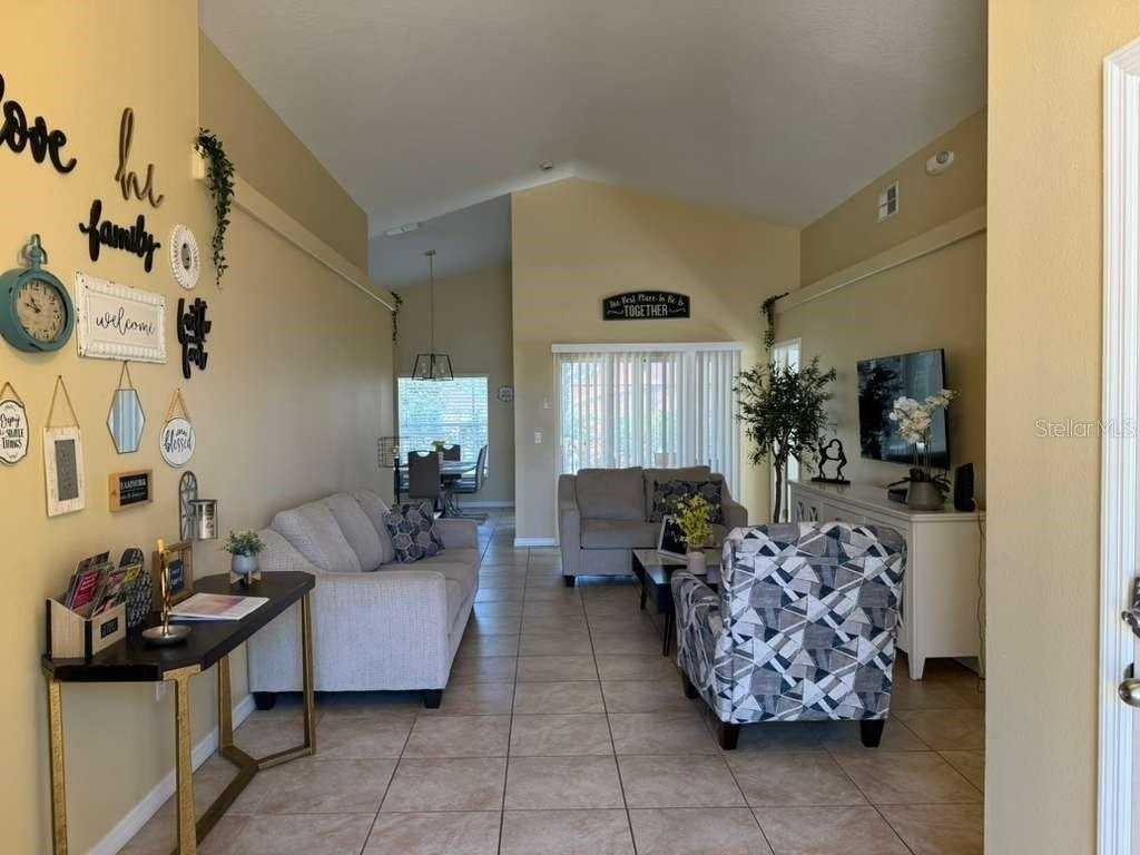 328 Robin Rd - Photo 4 of 17