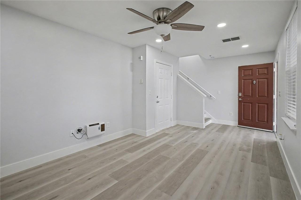 1042 Waterside Dr - Photo 3 of 34