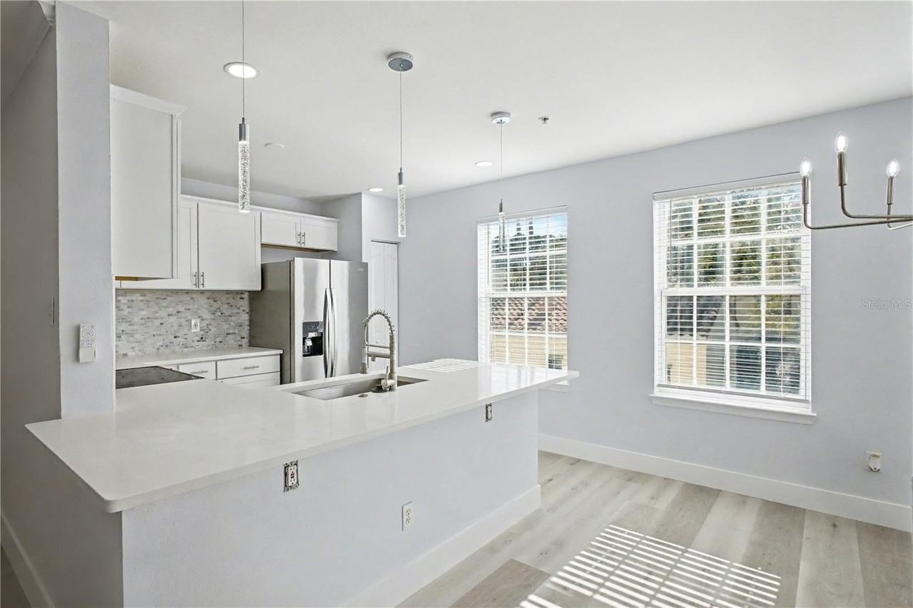 1042 Waterside Dr - Photo 7 of 34