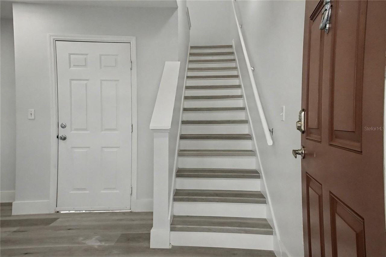 1042 Waterside Dr - Photo 2 of 34