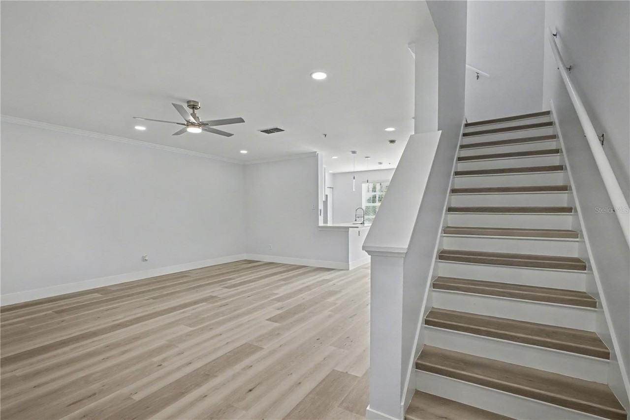 1042 Waterside Dr - Photo 6 of 34