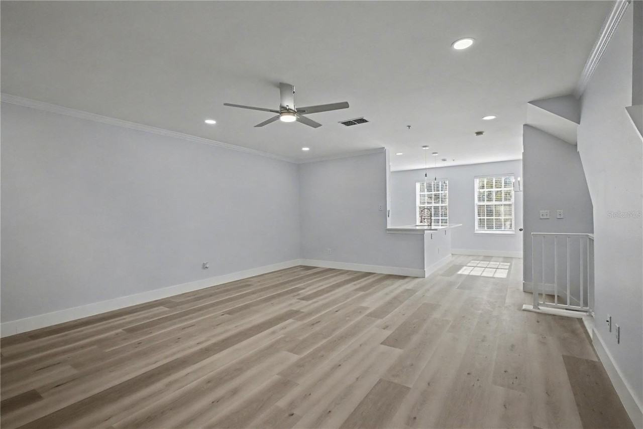 1042 Waterside Dr - Photo 5 of 34