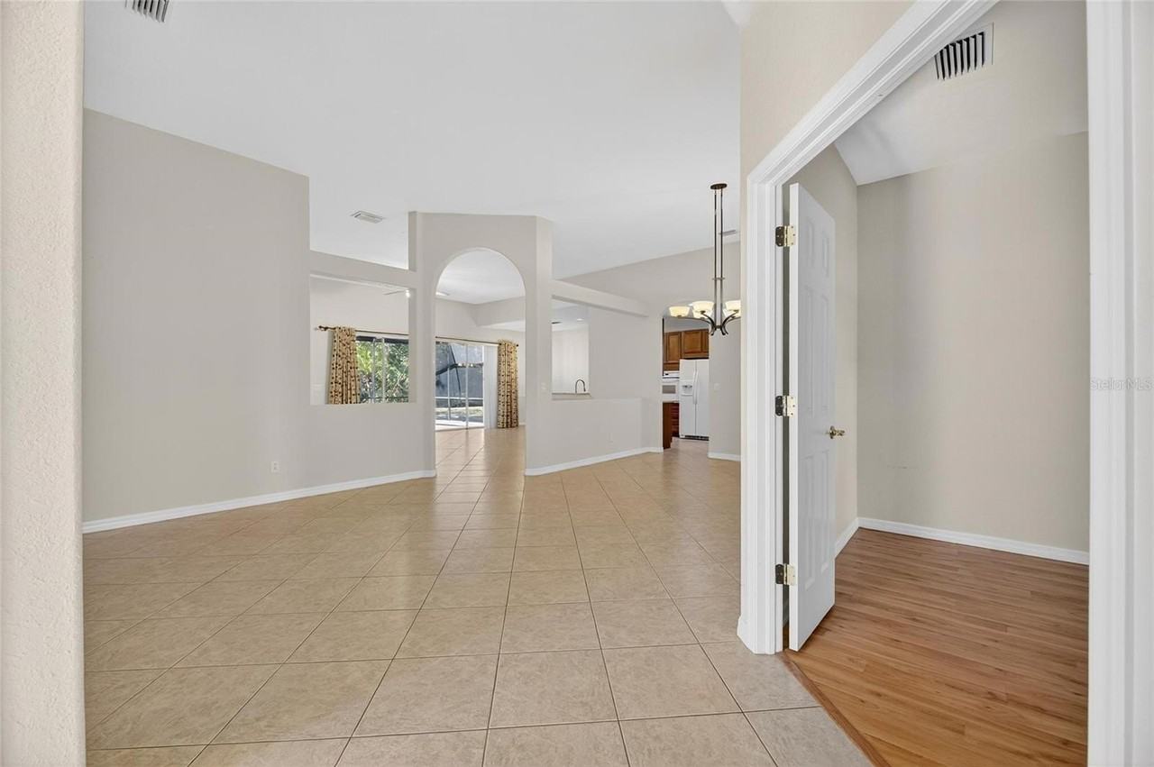 9115 Pinebreeze Dr - Photo 4 of 49