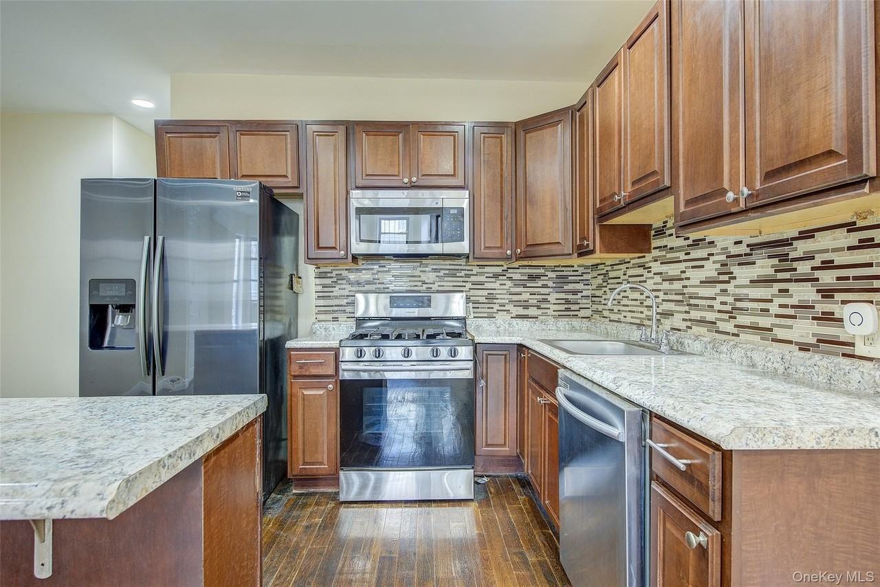 346 Montauk Avenue #1stFL - Photo 4 of 26