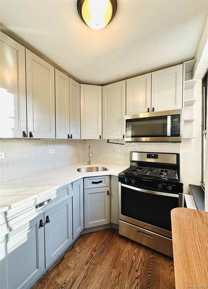 5225 39th Rd Apt 3c #3C - Photo 4 of 7