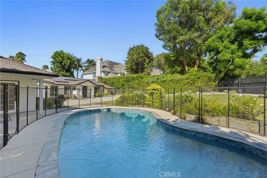 18433 Tarzana Dr - Photo 5 of 33