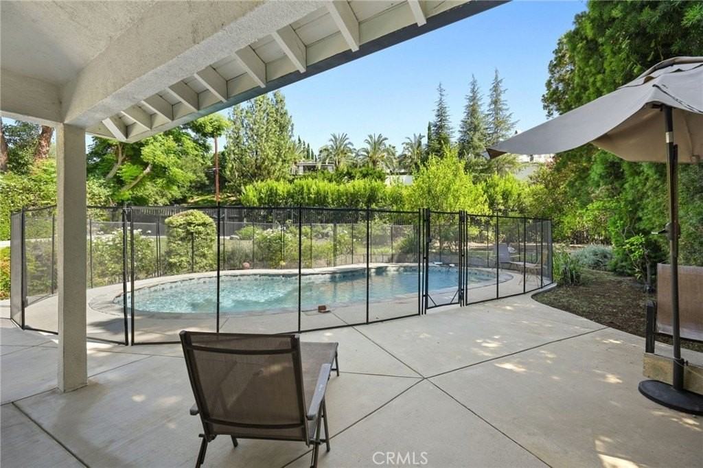 18433 Tarzana Dr - Photo 7 of 33