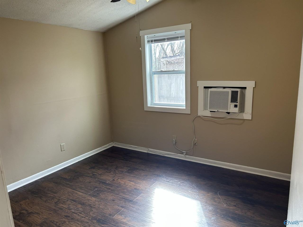 1422 Humes Ave Ne #B - Photo 5 of 6