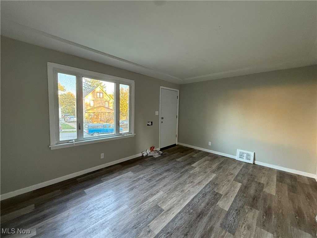 4468 E 156th St - Photo 6 of 16