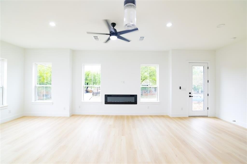 306 E 7th St - Photo 4 of 26