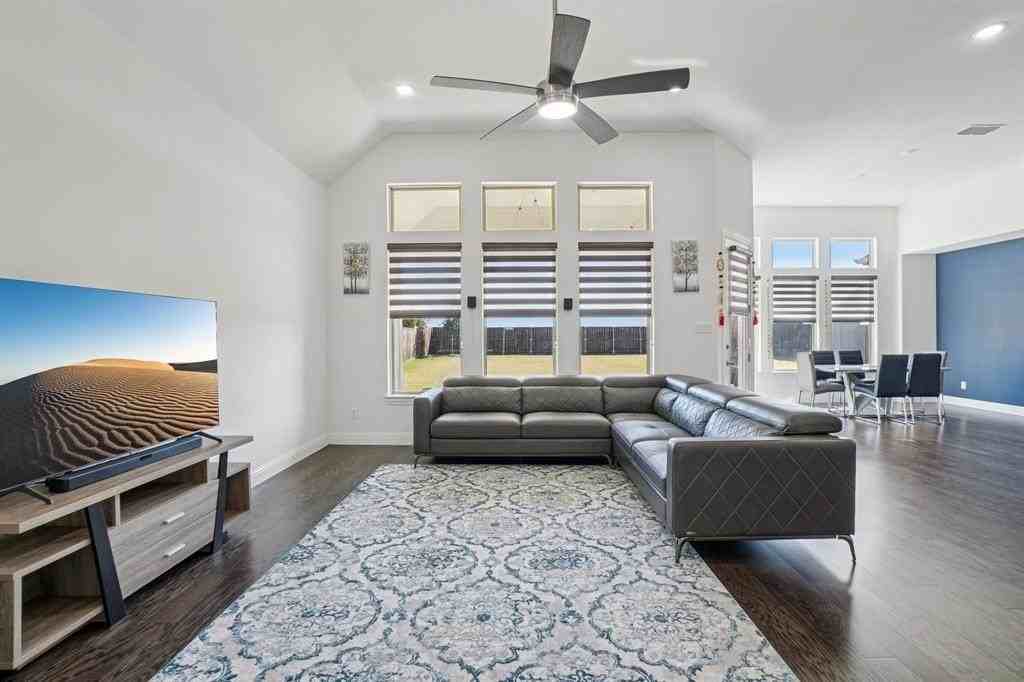 17220 Eastbrook Dr - Photo 5 of 34