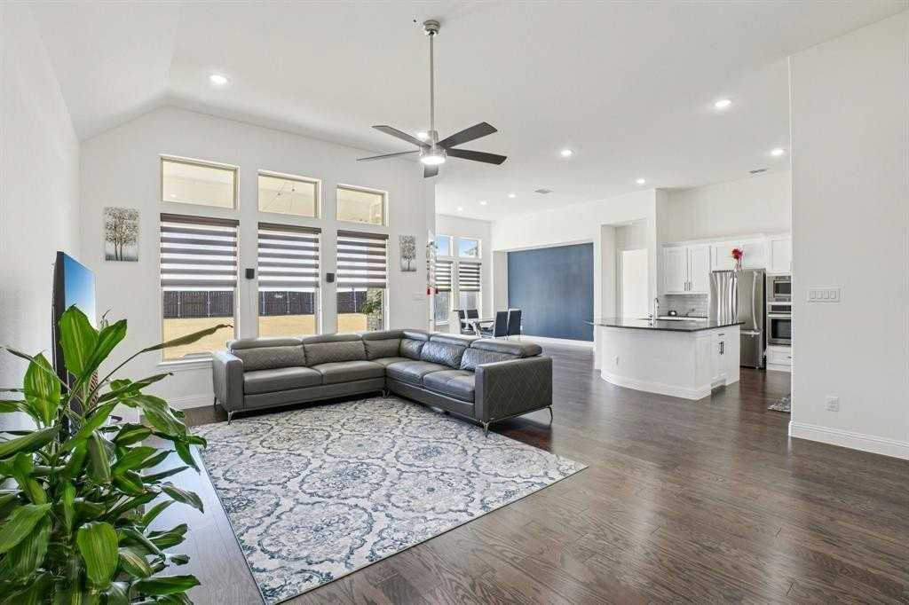 17220 Eastbrook Dr - Photo 6 of 34