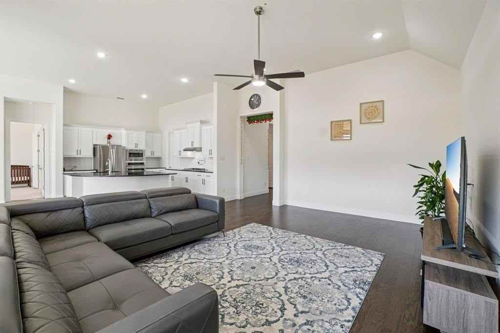 17220 Eastbrook Dr - Photo 7 of 34