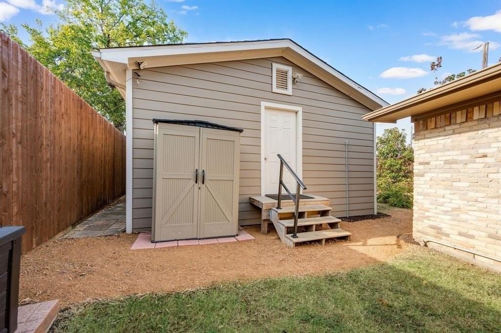 9811 Kingsman Dr - Photo 4 of 25