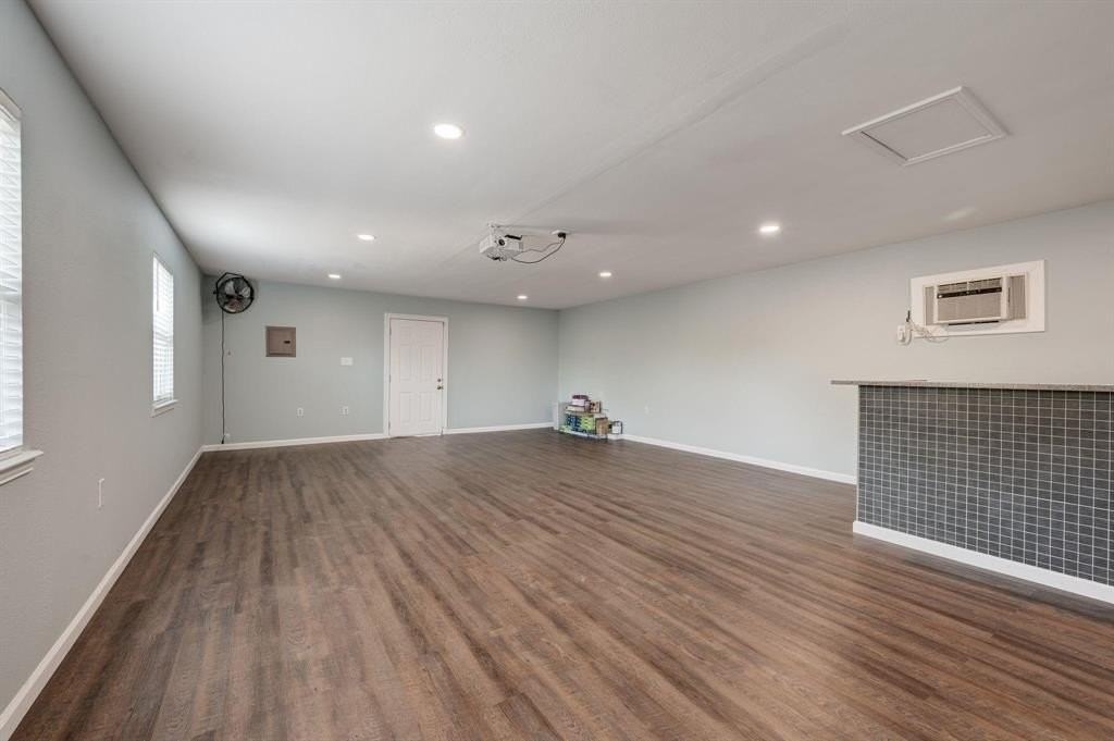 9811 Kingsman Dr - Photo 5 of 25