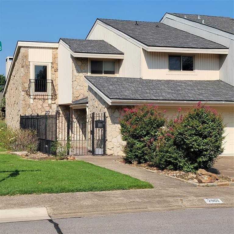 2901 Country Place Cir - Photo 2 of 37