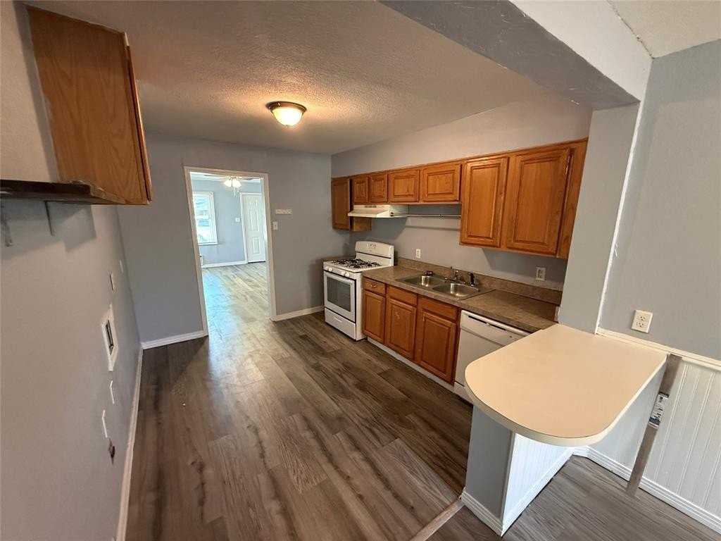 4328 Lubbock Ave - Photo 4 of 16