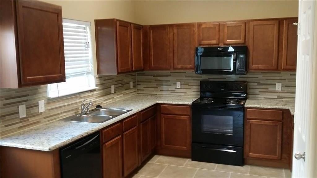 704 East College Street - Photo 4 of 18