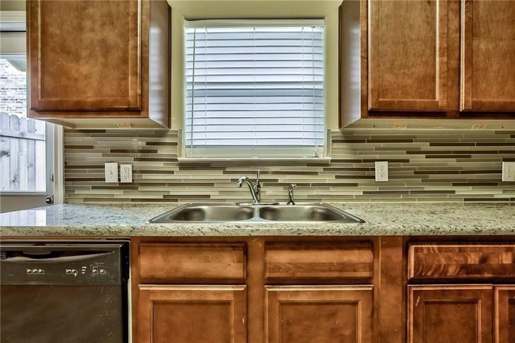 704 East College Street - Photo 5 of 18