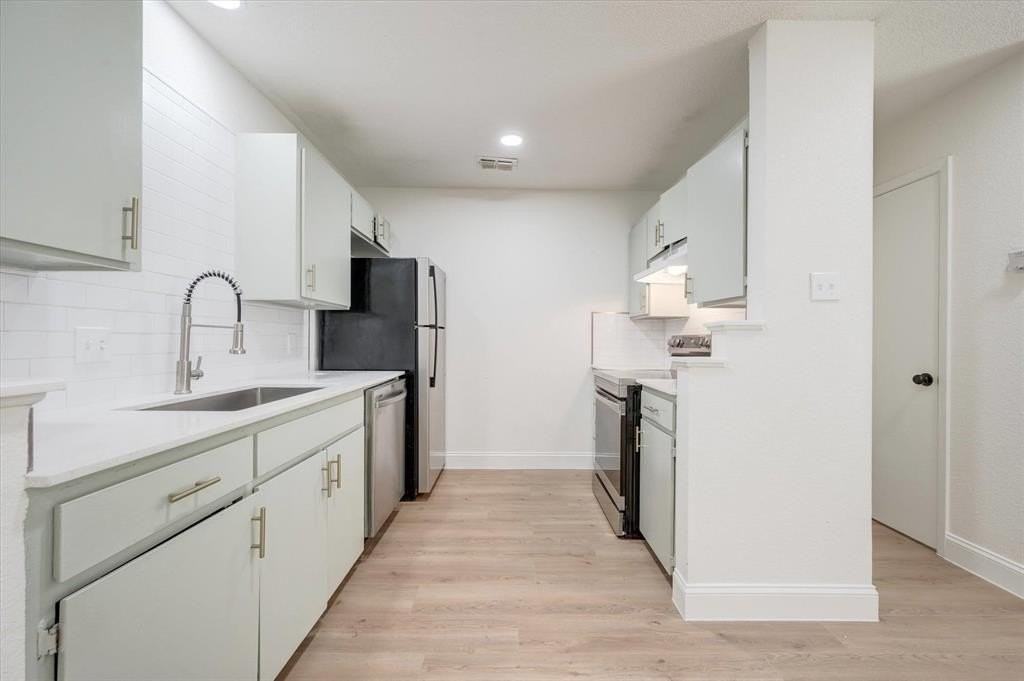 805 W Chambers St #B - Photo 4 of 13