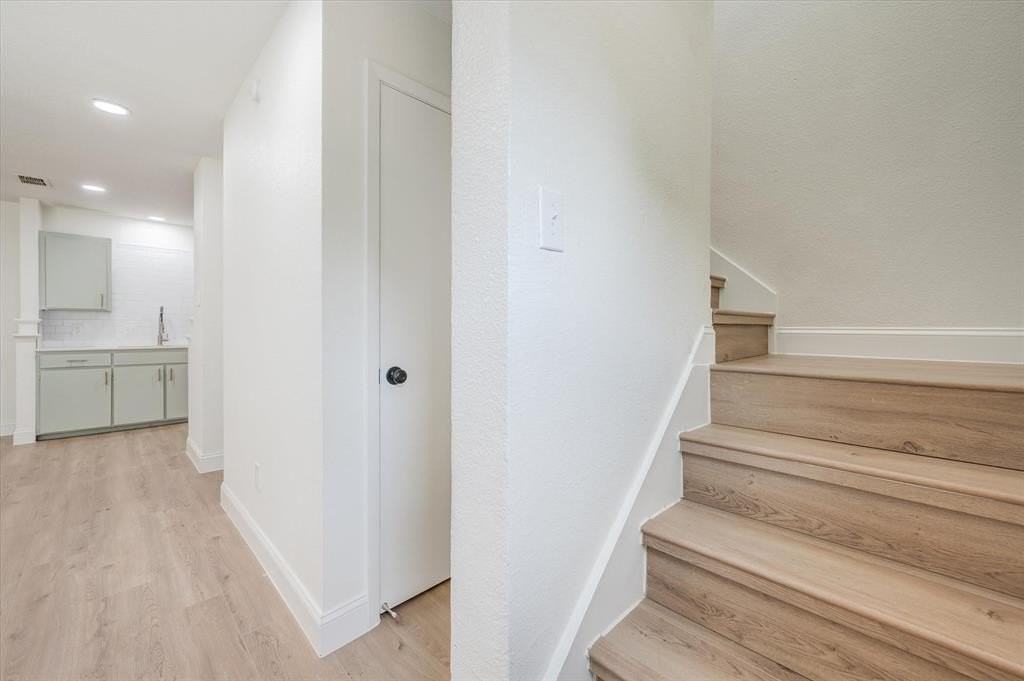 805 W Chambers St #B - Photo 7 of 13