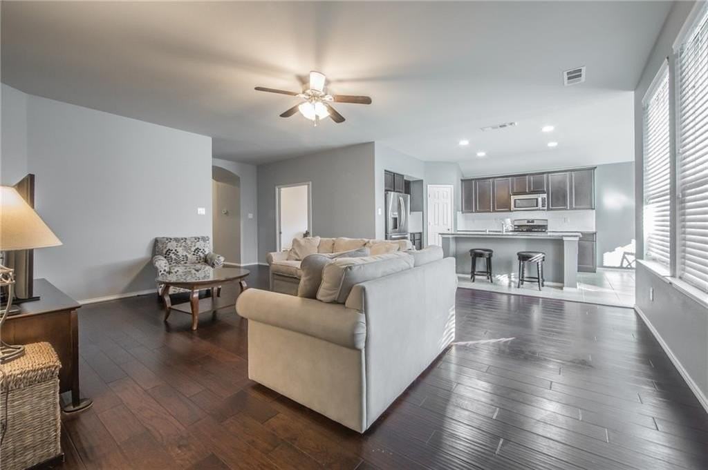 1101 Roadrunner Dr - Photo 3 of 8