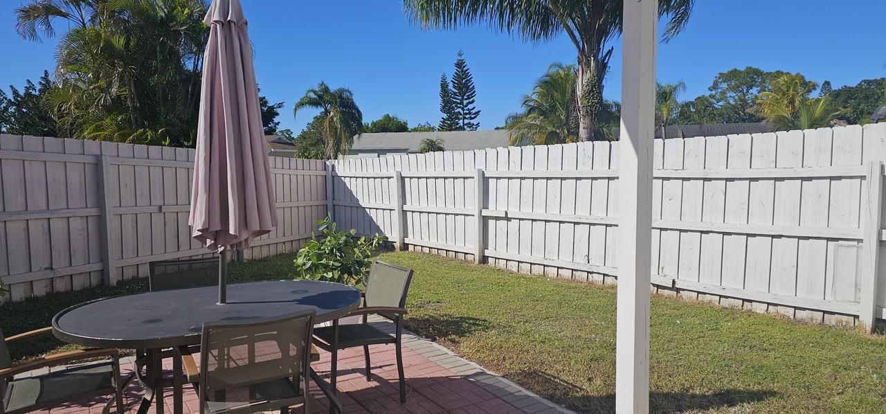 2127 Se Shelter Dr - Photo 2 of 10